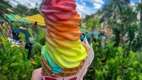 Es krim warna-warni ini adalah camilan Instagramable dari Universals Volcano Bay Water di Orlando. Tiap rasanya memiliki rasa buah yang beda lho! Foto: Shay Spence