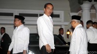 Beginilah salah satu ekspresi Jokowi sesaat sebelum bertolak menuju ke Halim untuk terbang ke Jepang menghadiri konferensi tingkat tinggi di Jepang.