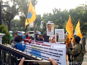 Massa PMII Anti-reklamasi Bakar Ban Lagi, Sempat Masuk Pagar Balai Kota