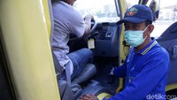 Petugas menekan pedal gas, kendaraan yang diuji.