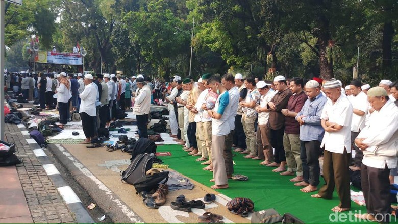 Massa Aksi Kawal Sidang MK Gelar Salat Asar Berjemaah Massa Aksi Kawal Sidang MK Gelar Salat Asar Berjemaah