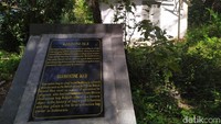 Hanya ada dua bangunan yang masih tersisa di lahan seluas 10 hektare ini dan berarsitektur artdeko. Ada sebuah prasasti dibangun di sana (Agus Setyadi/detikcom)  