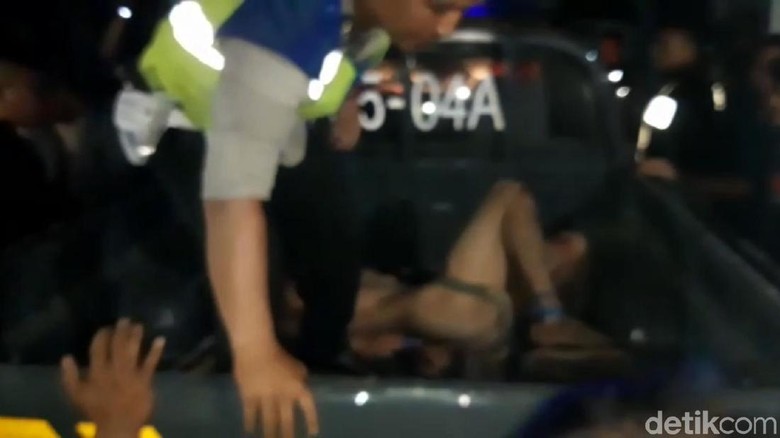Kepergok Saat Bawa Motor Curian, Maling di Sukabumi Dipukuli Warga Kepergok Saat Bawa Motor Curian, Maling di Sukabumi Dipukuli Warga