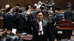 Ekspresi Gembira Tim Hukum Jokowi Rayakan Kemenangan