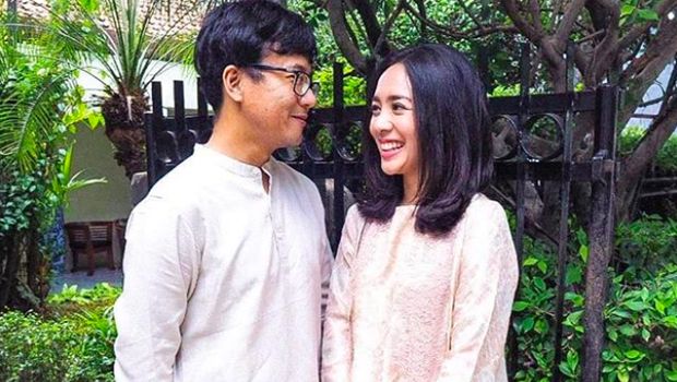 Dea Ananda Diapit 2 Ariel, Tapi Diprotes karena Malah Rangkul Vokalis NOAH