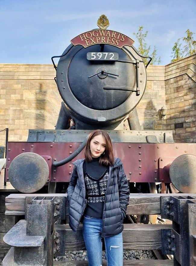 Namun, tak sedikit juga netizen yang salah fokus dengan wajah cantiknya. Banyak pria berharap bisa balik lagi menjadi bocah dan masuk ke kelasnya. Foto: Facebook