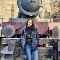 Namun, tak sedikit juga netizen yang salah fokus dengan wajah cantiknya. Banyak pria berharap bisa balik lagi menjadi bocah dan masuk ke kelasnya. Foto: Facebook