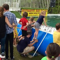 Ayah menjadi pijakan buat kedua anaknya agar bisa melihat pertunjukan air yang tinggi. (Foto: Dok. BrightSide)