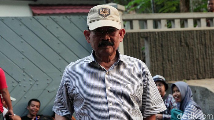 Eks Danjen Kopassus yang menjadi tersangka kasus kepemilikan senjata api ilegal, Mayjen (Purn) Soenarko merapat ke kediaman Prabowo Subianto di Kertangera, Jakarta, Kamis (27/6). Ia datang di sela acara nonton bareng (nobar) sidang putusan sengketa Pilpres 2019.