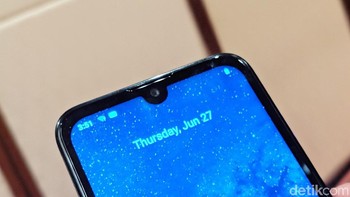 Mengusung notch, di sana terpasang kemera 5 MP. (Foto: detikINET/Adi Fida Rahman)