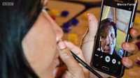 Teknologi seperti ponsel sudah masuk ke desa mereka sejak tahun 2012. Mereka lantas diperkenalkan kepada aplikasi Facebook dan Whatsapp. (BBC)