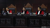 Sidang perdana digelar Jumat, 14 Juni, dengan agenda pembacaan permohonan tim hukum Prabowo-Sandiaga. 