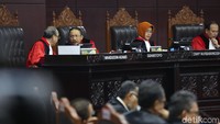 Selain itu, dipertimbangkan dalil terkait persoalan hilangnya formulir C7 di tiga TPS di Desa Bluru, Sidoarjo, Jawa Timur. Menurut majelis hakim, masalah yang sebenarnya bukanlah hilangnya formulir C7, melainkan tak ditandatanganinya formulir C7.