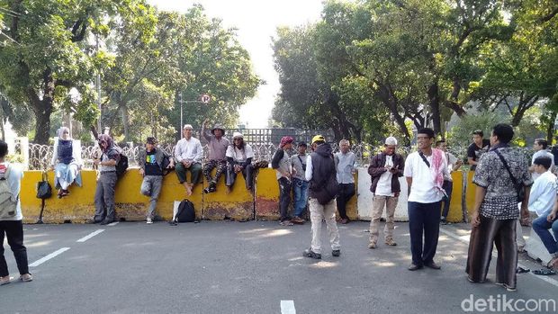 Jelang Sidang Putusan, Massa Kawal MK Mulai Tiba di Patung Kuda