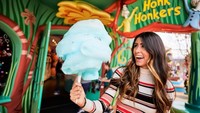 Di Universal Orlando Resort, kamu bisa cicip Dr. Seuss Cotton Candy. Kembang gula ini ukurannya jumbo dengan isian permen lollipop. Foto: Universal Orlando Resort