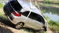 Mobil tersebut masuk ke sungai diduga karena sang pengemudi mengantuk.