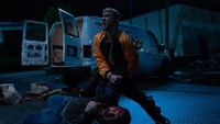 Iko Uwais beraksi dalam film action-comedy terbaru yang dibintangi Dave Bautista. Di salah satu adegan dirinya tampak melumpuhkan pegulat WWE tersebut.  (20th Century Fox.)