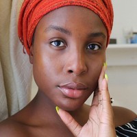 Inilah wajah asli sang seniman makeup jika tidak dandan. Romanie mengungkapkan bahwa makeup lebih dari sekadar memepercantik diri.  Foto: dok. Instagram @cakefacerj