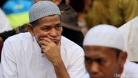 Ekspresi salah seorang peserta aksi saat mendengarkan live radio sidang putusan MK terkait sengketa Pilpres 2019.