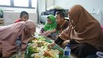 Gemar Kulineran, Ini Pose Istri Ustaz Felix Siauw Saat Makan Kunafe hingga Ngopi
