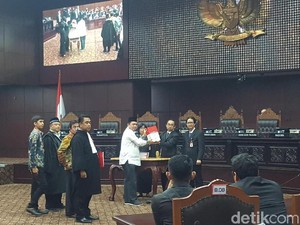Usai Sidang, Tim Hukum Jokowi dan Prabowo Tanda Tangani Putusan MK