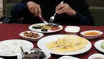 Gemar Kulineran, Ini Pose Istri Ustaz Felix Siauw Saat Makan Kunafe hingga Ngopi