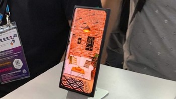 Oppo menggunakan bahan transparan khusus yang dirancang ulang guna memastikan transmisi cahaya dapat menembus ke kamera. Foto: Weibo