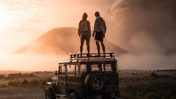 Potret perjalanan dua petualanng saat menjelajahi beragam lokasi untuk mengabadikan keindahan alam di Indonesia. Istimewa/Dok. Boredpanda/hugohealy.