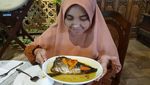 Gemar Kulineran, Ini Pose Istri Ustaz Felix Siauw Saat Makan Kunafe hingga Ngopi