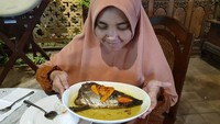 Selain hidangan khas Timur Tengah, Ummu Alila juga penyuka sajian tradisional. Salah satunya mangut kepala ikan khas Pati, Jawa Timur ini. Foto: Instagram ummualila