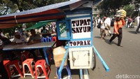 Tak hanya kali ini, para pedagang pun mengaku saat aksi 22 Mei lalu berlangsung mereka juga kecipratan berkah saat berjualan di area sekitar aksi berlangsung. Oleh karena itu, mereka pun memanfaatkan momen aksi yang berlangsung di kawasan Patung Kuda untuk mencari rezeki.