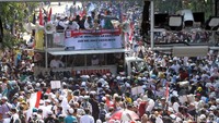 Massa menyebar sampai mendekati kawat berduri di depan gedung Kementerian Pertahanan (Kemhan).