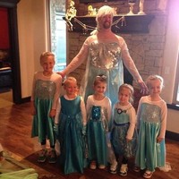 Menggantikan peran ibu, ayah rela mempersiapkan busana untuk acara Halloween. (Foto: Dok. BrightSide)