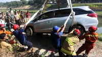 Petugas yang ada disekitar lokasi pun langsung mengevakuasi mobil tersebut.