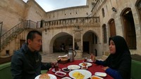 Begini keseruannya saat makan berdua dengan sang suami di Provinsi Sanliurfa, Turki. Selain sayuran panggang, tersaji kurma hingga omelet di hadapan mereka. Foto: Instagram ummualila