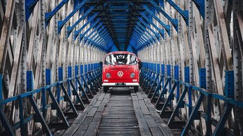 Potret sebuah foto yang tengah melintas di jembatan yang berada di daerah Tasikmalaya. Istimewa/Dok. Boredpanda/rianbungsu.