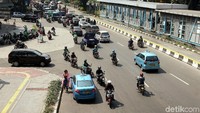 Aksi nekat para pengendara bermotor tersebut membuat arus lalu lintas di Jalan Veteran menjadi semrawut.