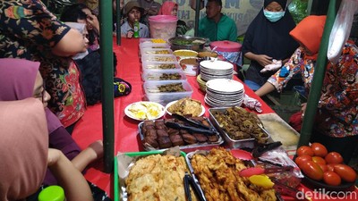 Keseruan Antre Sepincuk Pecel Sedap di Warung Boma