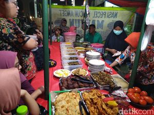 Keseruan Antre Sepincuk Pecel Sedap di Warung Boma