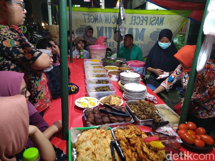Keseruan Antre Sepincuk Pecel Sedap di Warung Boma