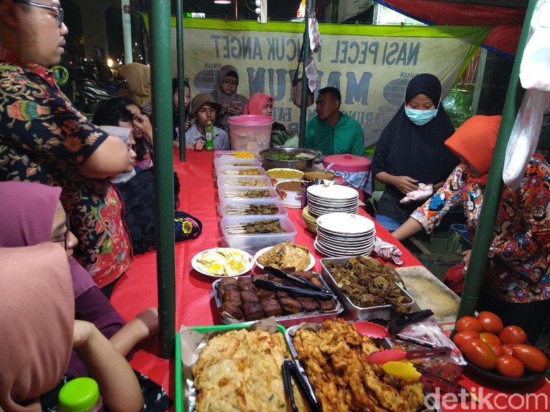 Keseruan Antre Sepincuk Pecel Sedap di Warung Boma Keseruan Antre Sepincuk Pecel Sedap di Warung Boma