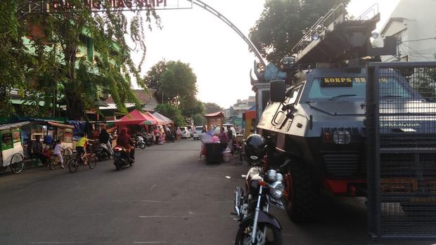 1 Unit baracuda disiagakan di area Asrama Brimob.