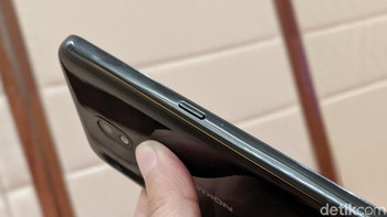 Bagian bodi kiri terdapt tombol yang didedikasikan untuk Google Assistant. (Foto: detikINET/Adi Fida Rahman)