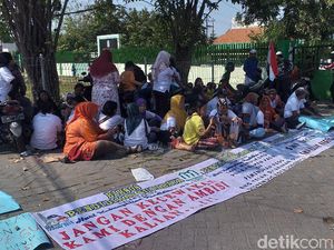 Tuntut Tambahan Pagu, Puluhan Wali Murid Kembali Geruduk Dispendik Surabaya