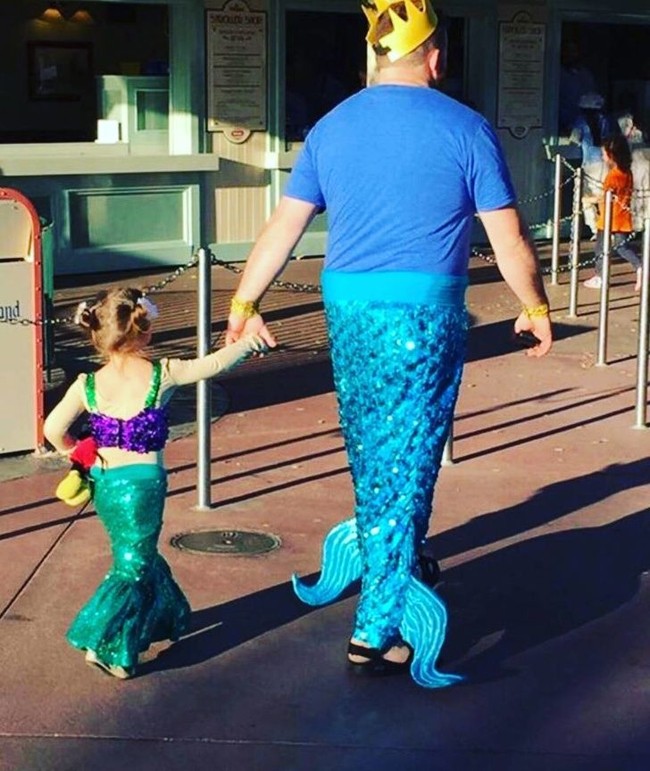 Ketika ayah akan melakukan apa saja untuk putrinya yang memakai kostum putri duyung berwarna biru. (Foto: Dok. BrightSide)