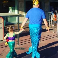 Ketika ayah akan melakukan apa saja untuk putrinya yang memakai kostum putri duyung berwarna biru. (Foto: Dok. BrightSide)