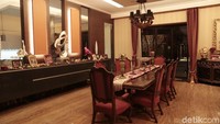 Ini merupakan ruang makan yang masih terletak tak jauh dari ruang tamu.
