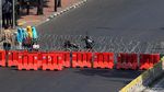 Jalan Veteran Ditutup, Warga Berjalan Kaki Menuju Kantor