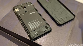Bagian belakangnya bisa dibuka. Ada baterai berkapasitas 3.000 mAh. (Foto: detikINET/Adi Fida Rahman)