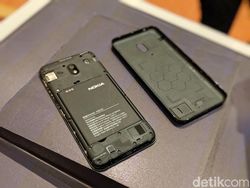 Menggenggam Ponsel Anyar Nokia Harga Rp 1,8 Juta